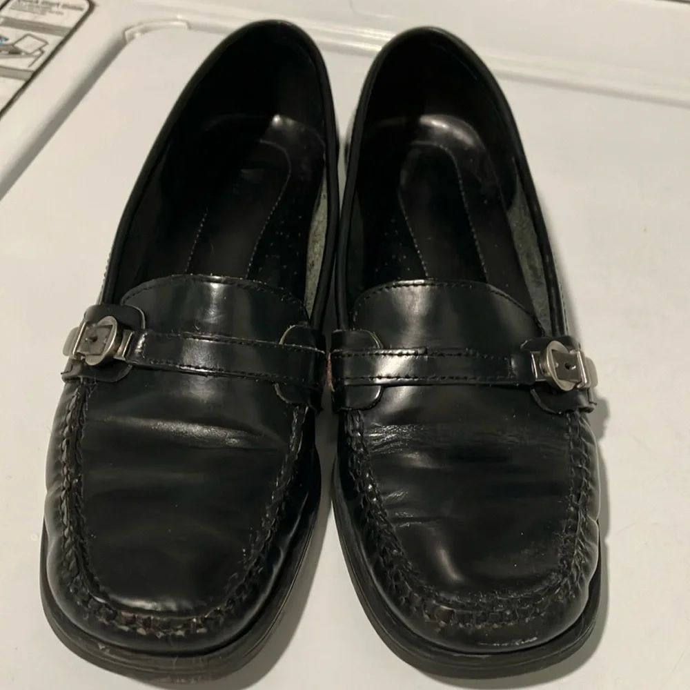 Bass Women’s black leather loafers shoes 8.5 Tracey silver hardware - Picture 2 of 10